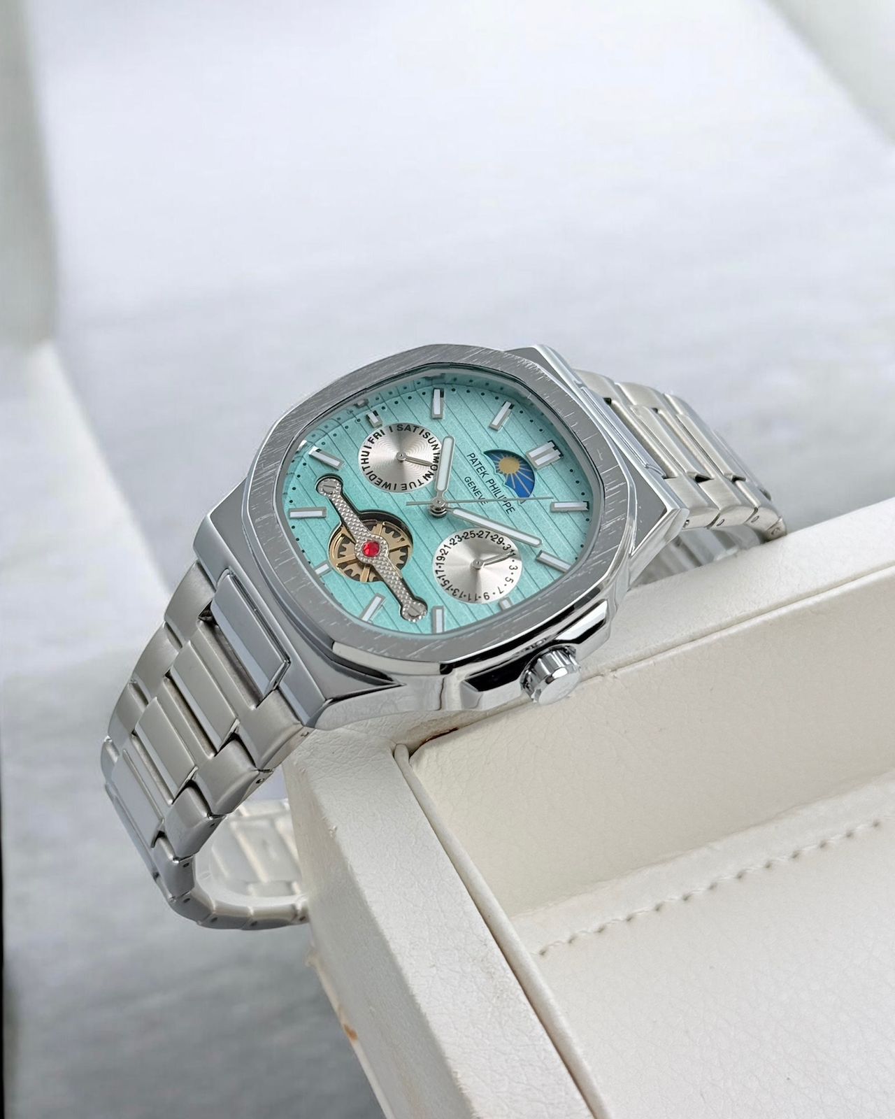 Patek Philippe Men’s Watch – Elegant Edition